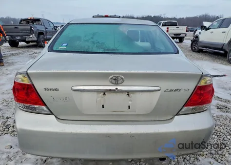 2005 Toyota Camry Le z USA, uszkodzony, nr VIN 4T1BE32K15U950812